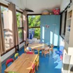 Salle à manger avec tables et chaises enfants colorées